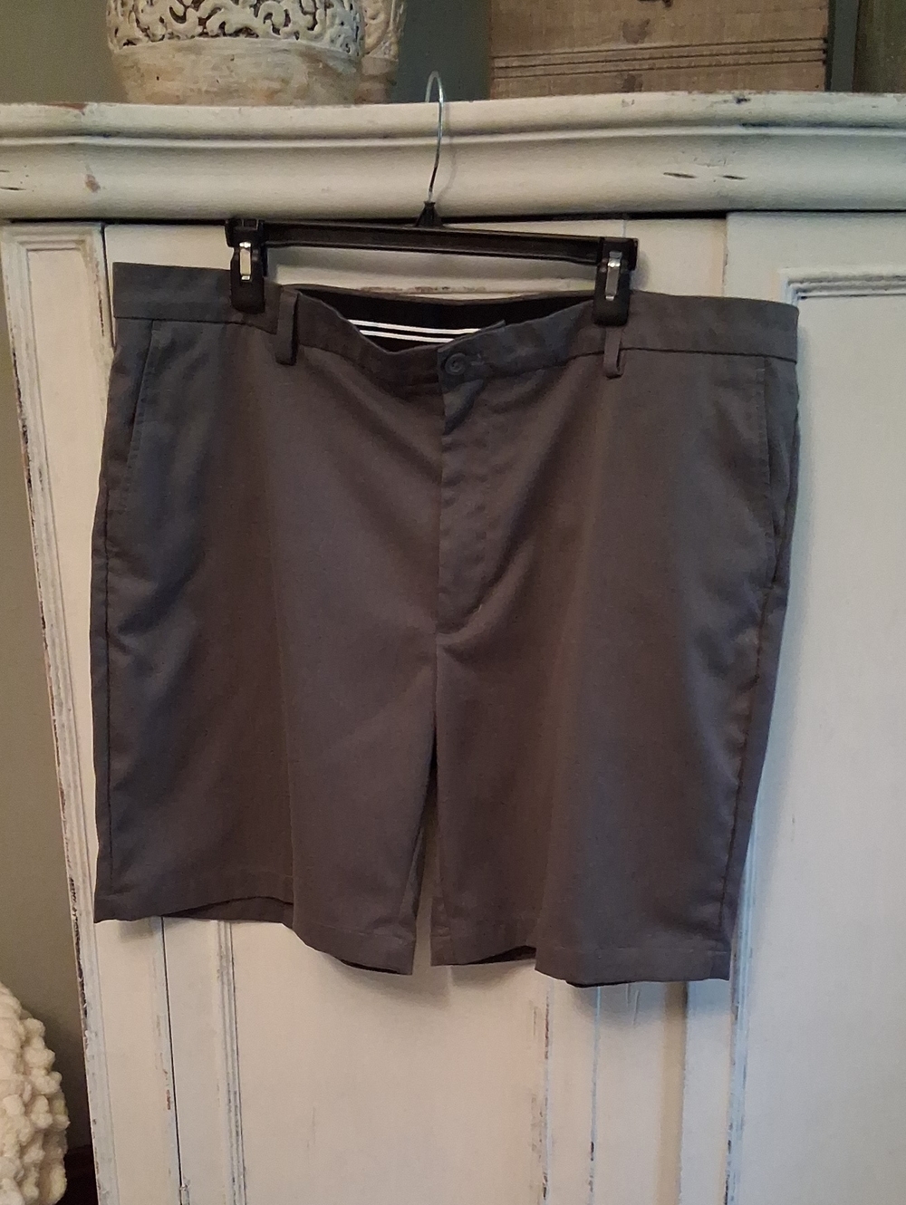 Amazon Essentials Men's Gray Flat Front Chino Shorts